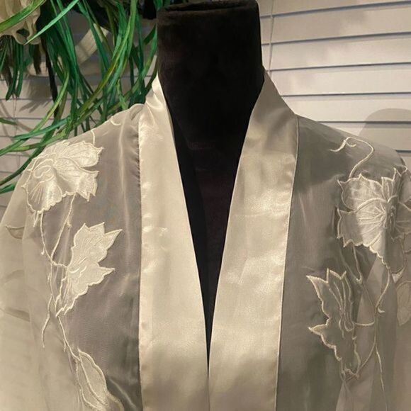 𝅺victoria’s secret sheer robe‎ color is white size medium great condition - Picture 2 of 7